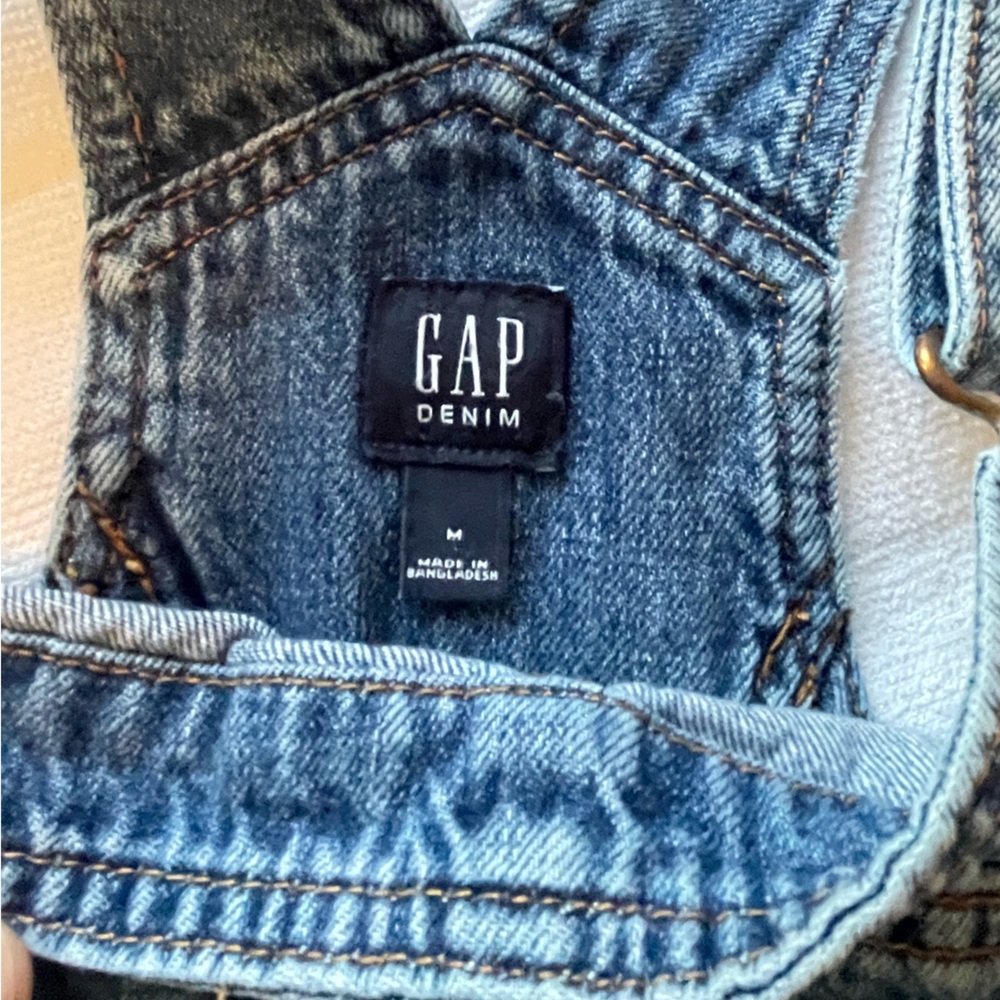 GAP kids size 8 Classic Blue Denim Overall shorts.
